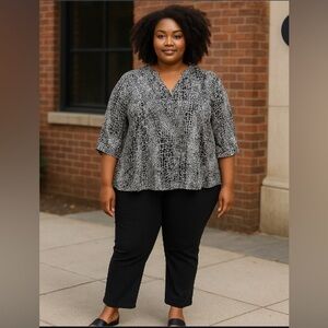 Black and White Graphic 3/4 Sleeve Blouse. No tag. Pit to pit 24”.